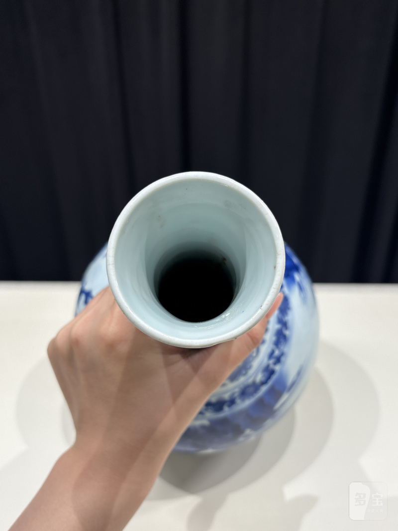 明崇祯 青花人物故事图长颈瓶 - 图9